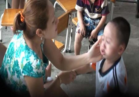 bạo hành trẻ em nhà giữ trẻ